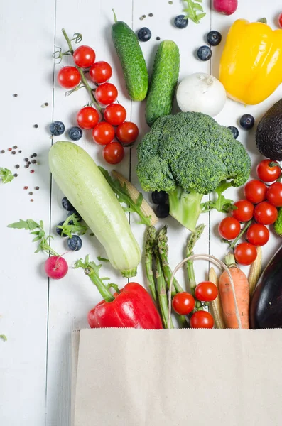 Bolsa de papel de diferentes alimentos saludables sobre un fondo blanco. Vista superior. Puesta plana —  Fotos de Stock