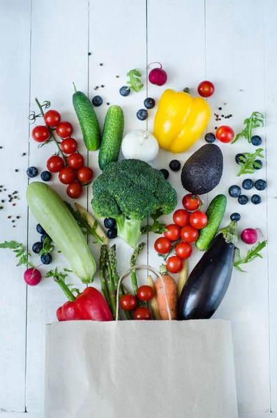 Χαρτοσακούλα διαφορετικές τροφές υγεία σε λευκό φόντο. Το Top view. Επίπεδη θέσει — Φωτογραφία Αρχείου