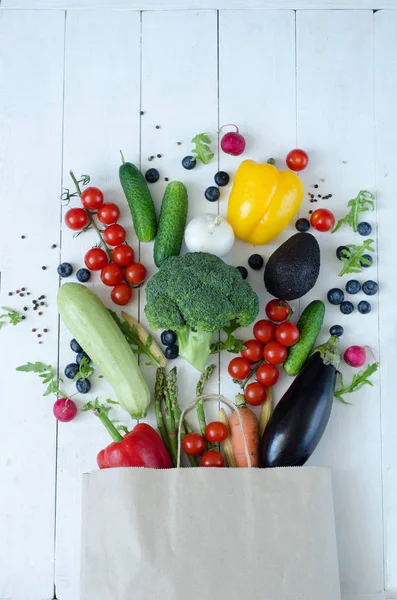 Bolsa de papel de diferentes alimentos saludables sobre un fondo blanco. Vista superior. Puesta plana —  Fotos de Stock