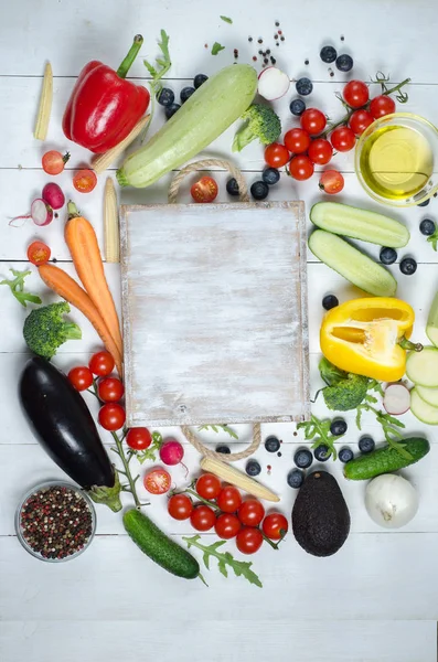 Frame of assorted fresh vegetables on white wooden background. W — Stock Photo, Image