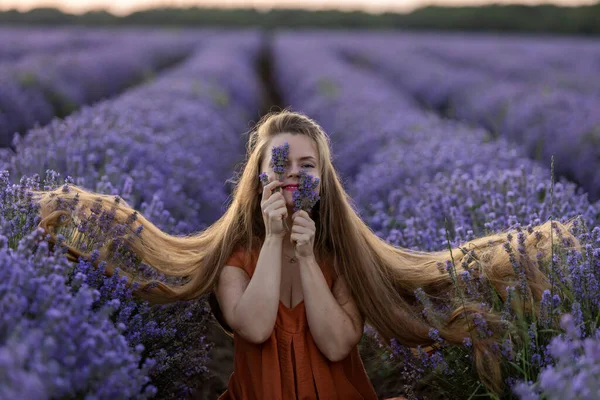 Lachend Romantisch Meisje Met Lang Haar Oranje Jurk Houdt Een Rechtenvrije Stockfoto's