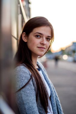 Longhair kız portre yaz gününde sokak City'deki gülümseyen