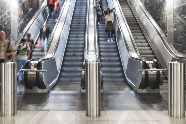 Yürüyen merdiven. Merdiven. İnsanlar yürüyen merdivenlere farklı yönlerde noluyorlar. Yürüyen merdivenkullanma talimatları.