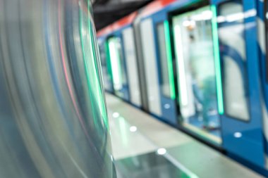 İnsanlar dışarı çıkıp metro trenine binerler. Tren istasyonunda tren. Lekeli hareket. Eylem