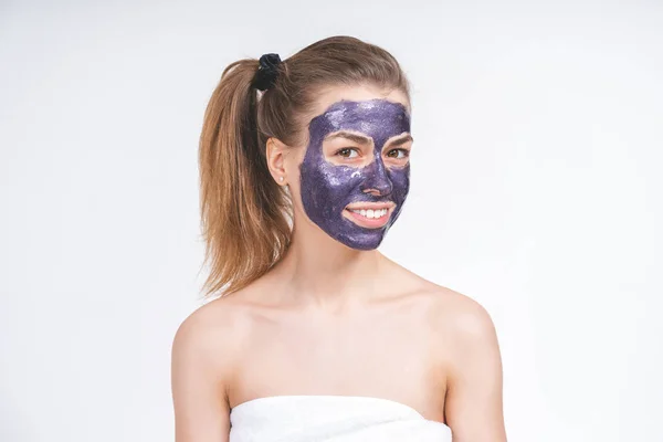 Topeng wajah ungu di wajah seorang gadis cantik berusia 22 tahun — Stok Foto