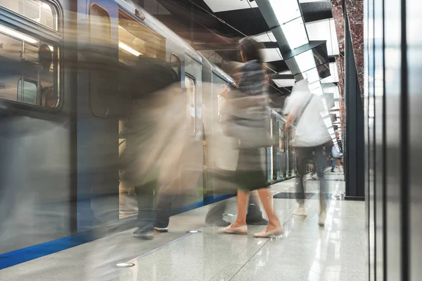 İnsanlar dışarı çıkıp metro trenine binerler. Tren istasyonunda tren. Lekeli hareket. Eylem
