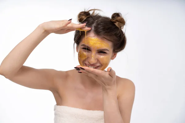 a young girl puts on a face mask for the first time in her life. Can not. Bad skin of the face. Acne on the face. Natural, no makeup. European 25 years old, white