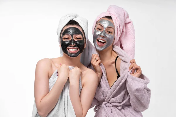 Ragazze hanno un grande momento insieme e fare trattamenti per la cura della pelle del viso. Comunicare attivamente e divertirsi. Europei 30 anni — Foto Stock
