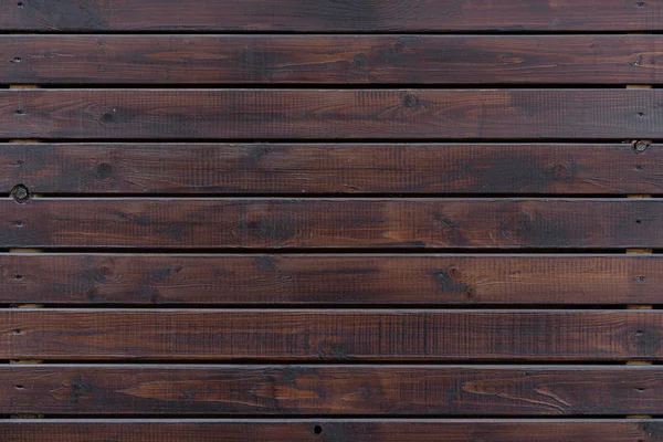 Přírodní struktura dřeva, horizontální desky. Vnější konec budovy se dřevem. Brown. — Stock fotografie