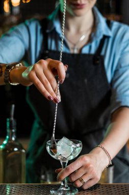 Barmen bir bar ferahlatıcı kokteyl yapmak arka plan. Karanlık moody tarzı. Bu cam buz