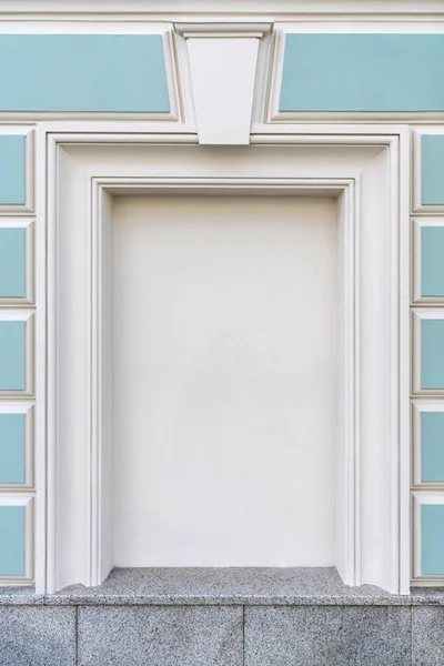 Wit gesloten raam in een prachtig gebouw — Stockfoto