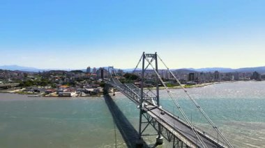 Brezilya 'nın Santa Catarina eyaletinin başkenti Florianpolis' teki Herclio Luz asma köprüsünün havadan görünüşü, kabloyla güçlendirilmiş çelik yapı..