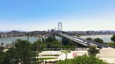 Güneşli bir günde Florianpolis, Santa Catarina, Brezilya 'daki Herclio Luz Köprüsü' nün hava manzarası. Kablo destekli çelik yapı askıya alındı.