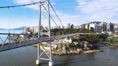 Santa Catarina, Brezilya 'da güneşli bir günde Herclio Luz Çelik Asma Köprüsü' nün ve Florianpolis şehir merkezinin park, bina ve doğa manzarası..