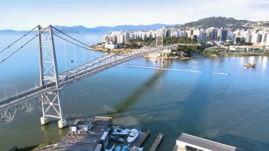 Güneşli bir yaz gününde Herclio Luz Köprüsü ve başkent Florianpolis 'in merkezi bölgesinin panoramik hava manzarası