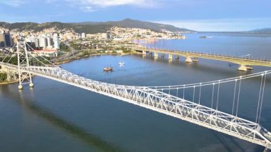 Florianpolis, Santa Catarina, Brezilya 'daki Herclio Luz, Pedro Ivo Campos ve Colombo Salles köprülerinin hava görüntüsü. Büyük şehirlerin şehir planlaması