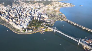 Florianpolis şehir merkezinin panoramik hava manzarası, Santa Catarina, Brezilya, büyük şehirlerden oluşan şehir ağı, Baira Mar Norte yukarıdan görülüyor