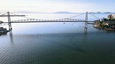 Herclio Luz Köprüsü 'nün deniz üzerindeki geniş panoramik manzarası ve başkent Florianpolis' in merkezi bölgesi, Santa Catarina, Brezilya, mavi gökyüzü