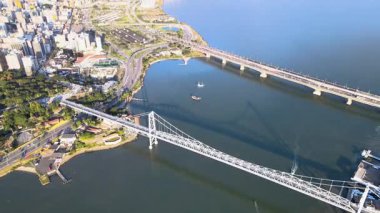 Florianpolis, Santa Catarina, Brezilya 'daki Herclio Luz, Pedro Ivo Campos ve Colombo Salles köprülerinin hava görüntüsü. Büyük şehirlerin şehir planlaması, kuzey kıyısı