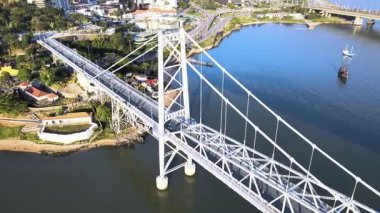 Florianpolis, Santa Catarina, Brezilya 'daki Herclio Luz Köprüsü ve Fort Santana' nın havadan görüntüsü.