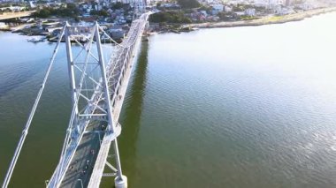 Hercilio Luz Köprüsü 'nün panoramik hava manzarası ve başkent Florianpolis' in merkezi bölgesi, Santa Catarina, Brezilya. Güneşli bir yaz gününde, güneş ışığı denizlere yansıyor.