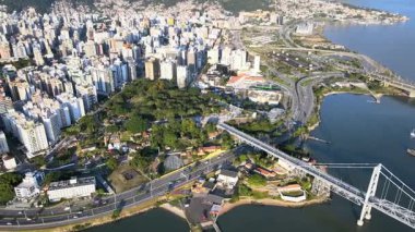 Florianpolis şehir merkezinin panoramik hava manzarası, Santa Catarina, Brezilya, Praa da Luz, köprüler ve başkentin yukarıdan görülen kentsel alanı, Baira Mar Norte Bölgesi