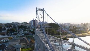 Florianpolis, Santa Catarina 'daki Herclio Luz asma köprüsünün muhteşem hava manzarası. Güneş ışığı demir yapısına nüfuz ediyor ve kablo destekli kablolar zorlu dublörler sergiliyor.