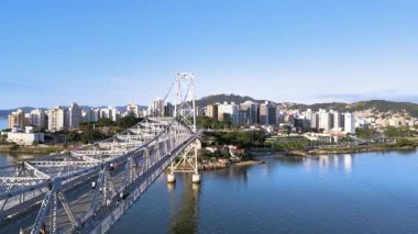 Florianpolis şehir merkezindeki Herclio Luz Köprüsü 'nün havadan görünüşü, Santa Catarina, Brezilya' nın başkenti. Kuşların uçtuğu güneşli bir günde mükemmel ve görkemli bir sahne.