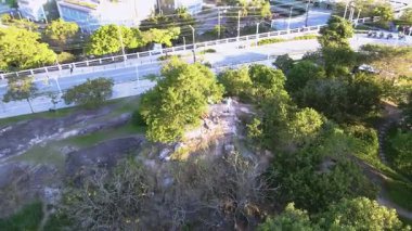 Praa da Luz ve Florianopolis şehir merkezinin yörüngesel hava manzarası, Santa Catarina, Brezilya, doğa ve şehir planlama ile güneşli bir günde