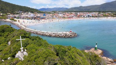 Florianpolis Santa Catarina Brezilya 'daki Barra da Lagoa Plajı' nın panoramik hava manzarası. Güneşli bir yaz günü, kayalık kıyıları, iskeleli ve Lagoa da Conceio nehri kıyısında.