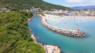 Florianpolis Santa Catarina Brezilya 'daki Barra da Lagoa Plajı' nın panoramik hava manzarası. Güneşli bir yaz günü, kayalık kıyıları, iskeleli ve Lagoa da Conceio nehri kıyısında.