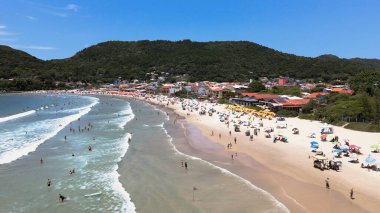 Güneşli bir günde kalabalık olan Barra da Lagoa Sahili 'nin havadan görünüşü, Florianpolis, Santa Catarina Brasil