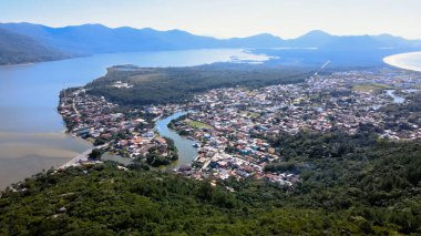 Florianpolis Santa Catarina, Brezilya 'daki Lagoa da Conceio ve Barra da Lagoa' nın panoramik manzarası. Okyanusa akan tatlı su şehir kanalı olan kentleşmiş bir mahalle..