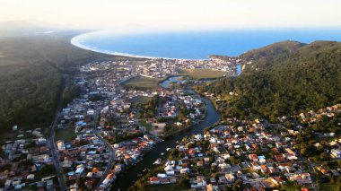 Bir tatlı su kanalı bulgusu olan Barra da Lagoa 'nın panoramik hava manzarası Florianpolis, Santa Catarina, Brezilya' daki tuzlu su denizi Lagoa da Conceio 'da akar..