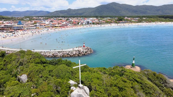 Florianpolis Santa Catarina Brezilya 'daki Barra da Lagoa Plajı' nın panoramik hava manzarası. Güneşli bir yaz günü, kayalık kıyıları, iskeleli ve Lagoa da Conceio nehri kıyısında.
