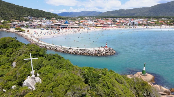 Florianpolis Santa Catarina Brezilya 'daki Barra da Lagoa Plajı' nın panoramik hava manzarası. Güneşli bir yaz günü, kayalık kıyıları, iskeleli ve Lagoa da Conceio nehri kıyısında.