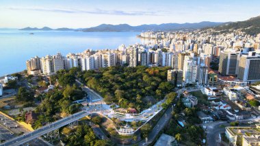 Florianpolis şehir merkezi, Santa Catarina, Brezilya, kuzey sahili, binalar, doğa, Herclio Luz Köprüsü ve Luz Parkı güzel güneşli bir günde