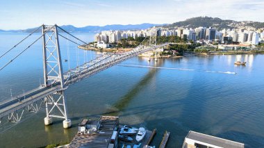 Güneşli bir yaz gününde Herclio Luz Köprüsü ve başkent Florianpolis 'in merkezi bölgesinin panoramik hava manzarası