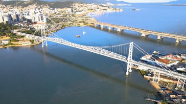Florianpolis, Santa Catarina, Brezilya 'daki Herclio Luz, Pedro Ivo Campos ve Colombo Salles köprülerinin hava görüntüsü. Büyük şehirlerin şehir planlaması
