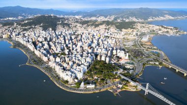 Florianpolis, Santa Catarina, Brezilya 'nın merkezindeki panoramik hava manzarası. Büyük şehirlerin şehir planlaması, başkentler, şehir şebekesi, Baira Mar Norte