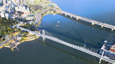 Florianpolis, Santa Catarina, Brezilya 'daki Herclio Luz, Pedro Ivo Campos ve Colombo Salles köprülerinin hava görüntüsü. Büyük şehirlerin şehir planlaması