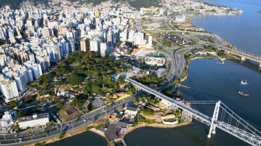 Florianpolis şehir merkezinin panoramik hava manzarası, Santa Catarina, Brezilya, Praa da Luz, köprüler ve başkentin yukarıdan görülen kentsel alanı, Baira Mar Norte Bölgesi