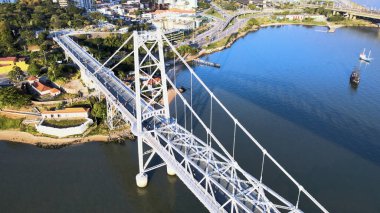 Florianpolis, Santa Catarina, Brezilya 'daki Herclio Luz Köprüsü ve Fort Santana' nın havadan görüntüsü.