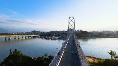 Herclio Luz Köprüsü, Pedro Ivo Campos ve Colombo Salles Florianpolis şehir merkezinde, Santa Catarina, Brezilya 'nın başkenti. Güneşli bir günde mükemmel ve görkemli bir sahne.