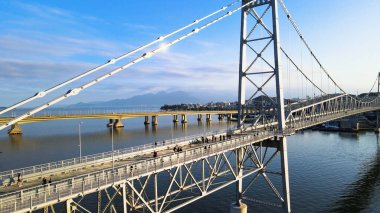 Herclio Luz Köprüsü, Pedro Ivo Campos ve Colombo Salles Florianpolis şehir merkezinde, Santa Catarina, Brezilya 'nın başkenti. Güneşli bir günde mükemmel ve görkemli bir sahne.
