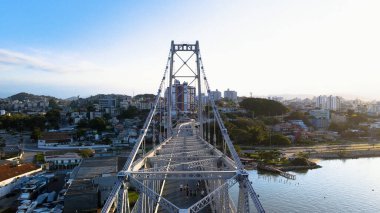 Florianpolis şehir merkezindeki Herclio Luz Köprüsü 'nün havadan görünüşü, Santa Catarina, Brezilya' nın başkenti. Kuşların uçtuğu güneşli bir günde mükemmel ve görkemli bir sahne.