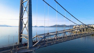Güneşli bir yaz gününde Herclio Luz Köprüsü ve başkent Florianpolis 'in merkezi bölgesinin panoramik hava manzarası