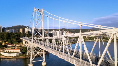 Güneşli bir yaz gününde Herclio Luz Köprüsü ve başkent Florianpolis 'in merkezi bölgesinin panoramik hava manzarası