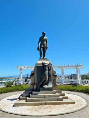 Vali Herclio Luz 'un heykeli Florianopolis, Santa Catarina, Brezilya' daki Herclio Luz Köprüsü 'nün gözcüleri ve belvedere' sinde.