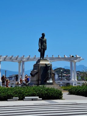 Vali Herclio Luz 'un heykeli Florianopolis, Santa Catarina, Brezilya' daki Herclio Luz Köprüsü 'nün gözcüleri ve belvedere' sinde.